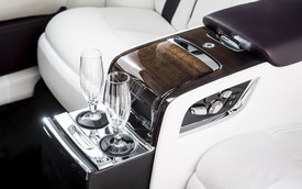 BMW mang công nghệ từ... quán bar áp dụng lên xe sang: Rót rượu từ đáy cốc