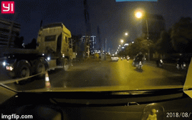 CLIP: Dừng trước chỉ 2 giây, tài xế thoát tai nạn kinh hoàng