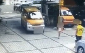 Trung Quốc: Thấy ô tô đang đi tới, người mẹ nhẫn tâm đẩy con ra để ăn vạ tài xế