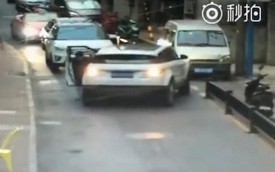 Trung Quốc: Ra khỏi xe nhưng quên dừng đỗ, người phụ nữ bị chính ô tô của mình cán rạn xương chậu