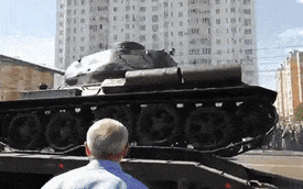 Tay lái kém, quân nhân Nga làm đổ xe tăng, bẽ mặt trước bàn dân thiên hạ