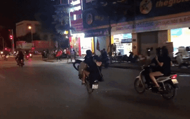 Clip: Thanh niên chở bạn gái bốc đầu xe máy mừng đội nhà thắng tứ kết ASIAD rồi ngã sấp mặt giữa đường