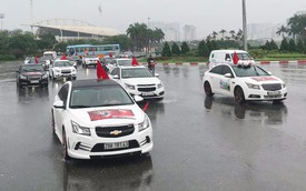Đoàn 40 chiếc Chevrolet Cruze diễu hành quanh Hà Nội để cổ vũ đội tuyển Việt Nam trước giờ bóng lăn