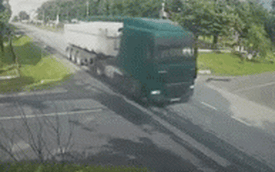 Vít ga lao thẳng vào xe tải, người đàn ông nhận cái kết bất động giữa đường