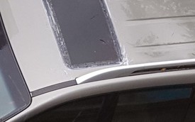 Chủ xe chống dột cho ô tô ngày mưa bằng cách dán băng dính kín cửa sổ trời