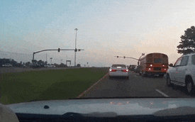 Chevrolet Camaro gặp "cô hồn": Phi như bay qua rải phân cách và lao vào đoàn xe chờ đèn đỏ