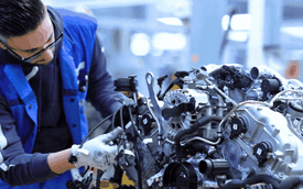Cận cảnh cách BMW tỉ mẩn chế tạo động cơ V8 tăng áp kép