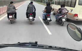 Xử lý nhóm thanh niên phóng xe máy dàn hàng ngang trước đầu ô tô trên quốc lộ