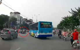 Hà Nội: Xe buýt "hất văng" một xe máy khi đang quay đầu, chuyện đúng-sai khiến ai cũng bối rối
