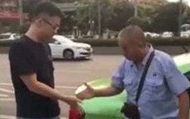 Trung Quốc: Cãi nhau sau va chạm xe nhưng không phân được ai sai ai đúng, hai người tài xế đành giải quyết bằng cách... oẳn tù tì với nhau