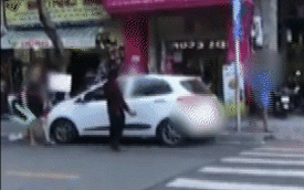 Clip: "Nóng mặt" vì nghĩ ô tô chắn đường, người đàn ông cầm gạch đập vỡ kính xe