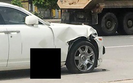 Hà Nội: Rolls-Royce Ghost nát "má" sau va chạm với xe máy