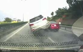 Hyundai Santa Fe lật “phơi bụng” sau khi cạ phải bánh xe Mazda3