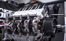 Lắp ráp động cơ 11.000 mã lực của dòng xe đua nhanh nhất thế giới cầu kỳ như thế nào?