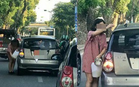 Tranh thủ đường đông, người phụ nữ cầm can xăng đổ cho ô tô ngay giữa phố Hà Nội