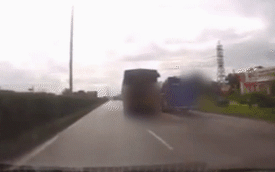 Clip: Màn rượt đuổi kịch tính giữa xe tải 'ngông ngênh' và xe buýt 'liều mạng'