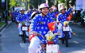 Lãng mạn 100 chú rể đạp xe chở cô dâu vi vu trên đường trung tâm Sài Gòn trong ngày Quốc khánh 2/9