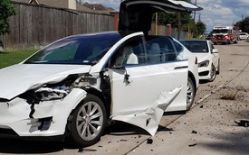 Tai nạn hi hữu: xe Tesla bị cả một cái máy bay đâm trúng, người trong xe không hề hấn gì