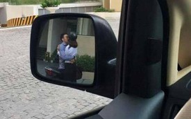 Đang cần lùi xe gấp lại gặp cặp đôi hôn nhau thắm thiết chắn đường, tài xế hỏi: "Theo các mẹ nên bấm còi hay không?"