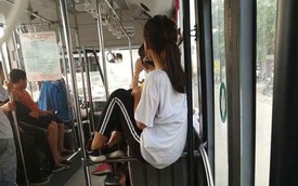 Hành động dị thường của cô gái trên xe buýt khiến dân mạng "rào rào" phản ứng