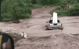 Hồi hộp nhìn xe bán tải vượt qua dòng nước lũ và cái kết khiến nhiều người thấp thỏm