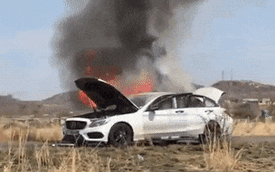 Mercedes-Benz C-Class bị thiêu rụi vì tài xế dùng nước dập lửa