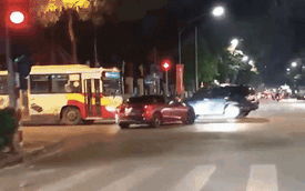 Clip: Tài xế Mazda3 điên cuồng lạng lách, đốt lốp trên nhiều tuyến phố Hà Nội