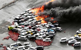 Hơn 100 xe mới toanh cháy tập thể vì siêu bão Jebi mạnh nhất Nhật Bản trong 25 năm qua
