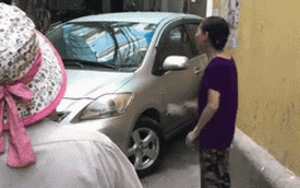 Ô tô cố đi vào ngõ nhỏ và phản ứng của người đàn bà khiến tài xế "đỏ mặt"