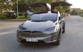 Chồng siêu mẫu Ngọc Thạch lột xác Tesla Model X theo phong cách nhà giàu Dubai