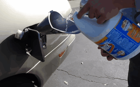 Đổ nước tẩy rửa vào bình xăng - bi kịch với xe sang Infiniti