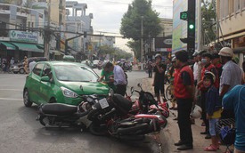 Taxi Mai Linh tông hàng loạt xe máy đang chờ đèn đỏ