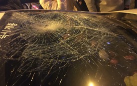 Hà Nội: Người đàn ông chặn và đập phá ô tô trên đường