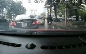Hà Nội: Taxi dừng giữa đường, khách mở cửa gây tai nạn với xe máy