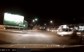 Vượt đèn đỏ, ô tô bị xe máy húc lật một vòng