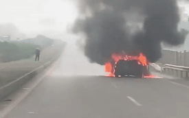 Mazda3 bốc cháy dữ dội khi đang lưu thông trên cao tốc Thái Nguyên - Hà Nội