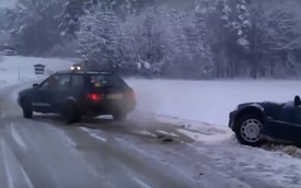 Xem xe Audi giải cứu đối thủ BMW bị trật bánh khỏi lề đường