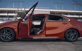 [Video] Kia Forte 2019 chế giễu Lamborghini Aventador về độ tiện dụng