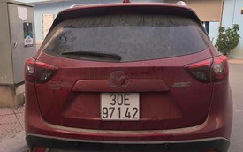 Chưa kịp đón Tết, bộ đôi Mazda CX-5 đã bị vặt trụi logo
