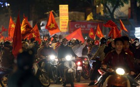 Ăn mừng U23 Việt Nam chiến thắng, "cơn bão" ô tô, xe máy ập ra phố Hà Nội trong đêm