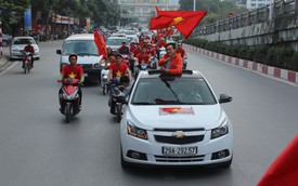 Hàng chục chiếc Chevrolet Cruze diễu hành cổ vũ tuyển bóng đá U23 Việt Nam