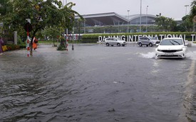 Đà Nẵng: Hầm chui 118 tỉ đồng bị ngập nặng, đường vào sân bay bị nước bủa vây, hàng loạt phương tiện chết máy
