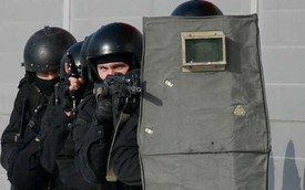 Xem đặc nhiệm Spetsnaz của Nga lấy đà đá vỡ tan kính chắn gió ô tô