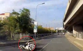 Clip: Cướp giật táo tợn khiến người phụ nữ đi xe máy ngã văng nhiều mét giữa đường