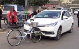 Hy hữu: Xe đạp tông vỡ cản trước Toyota Corolla Altis