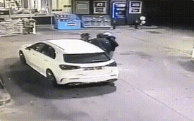 Vừa đổ xăng xong, người phụ nữ bất ngờ bị cướp xe Mercedes song may mắn thoát nạn nhờ làm 1 việc