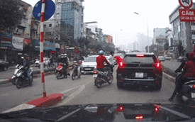 Va chạm giao thông: Người đàn ông vứt xe máy giữa đường sau khi "quyết chiến" với tài xế ô tô