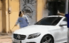 Cầm búa đập liên hồi vào xe Mercedes-Benz C300 AMG hơn 2 tỷ chắn trước nhà, người phụ nữ tỉnh bơ: "Nó thách cô"