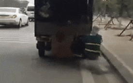 Clip: Người phụ nữ mặc áo công nhân vệ sinh môi trường bám đuôi ô tô, vừa đi vừa nhặt rác bên đường nhanh thoăn thoắt