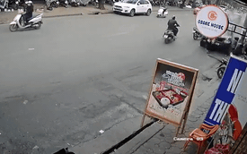 Clip cận cảnh vụ "xe điên" lao kinh hoàng vào cụ bà bán hàng rong trên phố Hà Nội